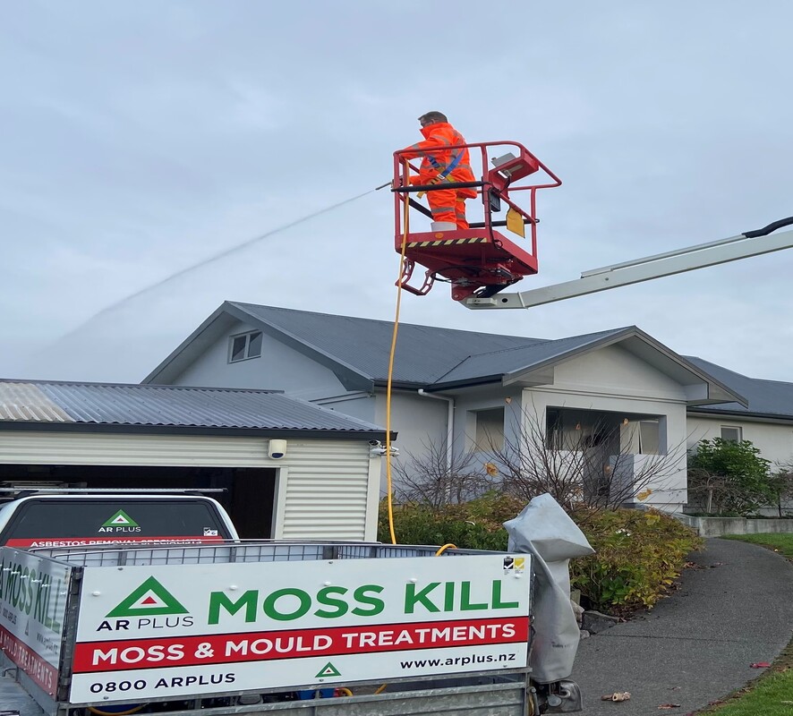 AR Plus moss and mould experts Bay of Plenty clean a tennis court.